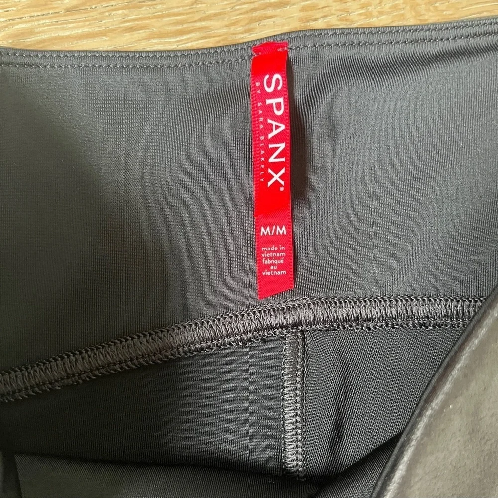 SPANX Black Leggings Faux Leather Size Medium Slimming Moto City Biker *U9